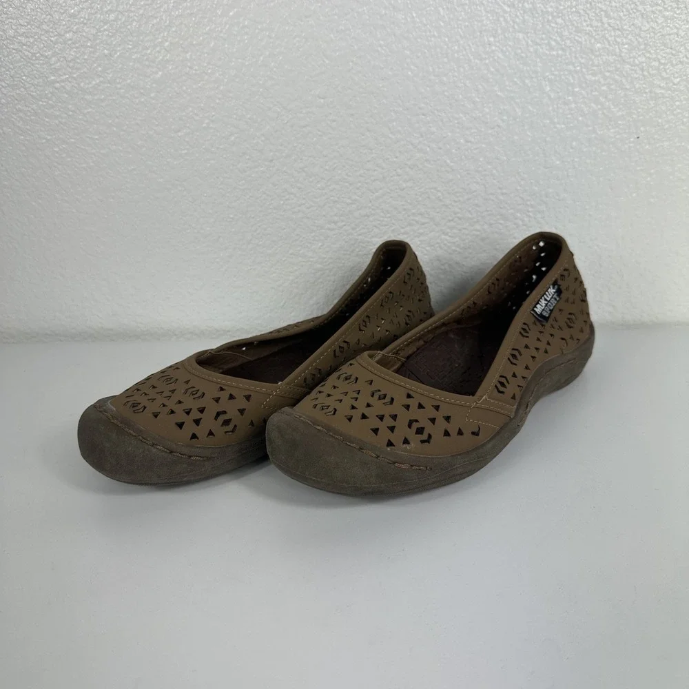 MukLuk sport Size 7 tan slip on Comfort Neutral Cut Outs Shoes Gently Used - Picture 2 of 7